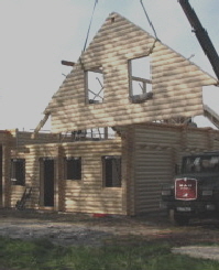 Der Giebel eines Blockhauses wird eingebaut Der Giebel eines Blockhauses wird eingebaut