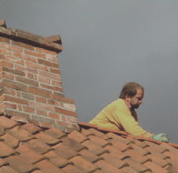 Eindecken eines historischen Backhaus mit antiken Dachpfannen Eindecken eines historischen Backhaus mit antiken Dachpfannen