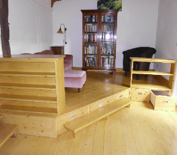 Podest mit langen Schubladen auf Rollen Podest mit langen Schubladen auf Rollen