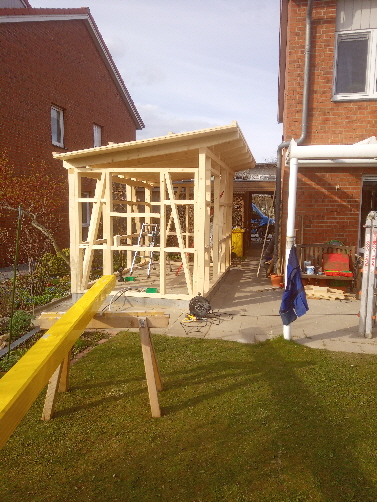 Die Dachschalung ist montiert.