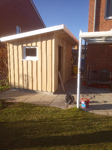 Die Dacheindeckung und Ortbleche zinkfarben