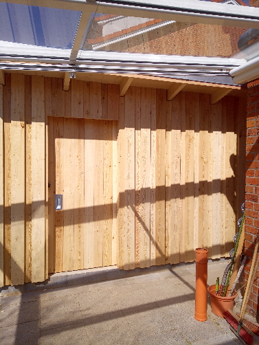 Die Schiebetür spart Platz