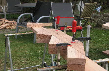 Die Treppenwangen werden hergestellt Die Treppenwangen werden hergestellt