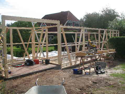 Das Gerüst für den Geräteschuppen steht Das Gerüst für den Geräteschuppen steht