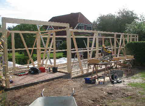 Das Gerüst für den Schuppen ist aufgerichtet Das Gerüst für den Schuppen ist aufgerichtet