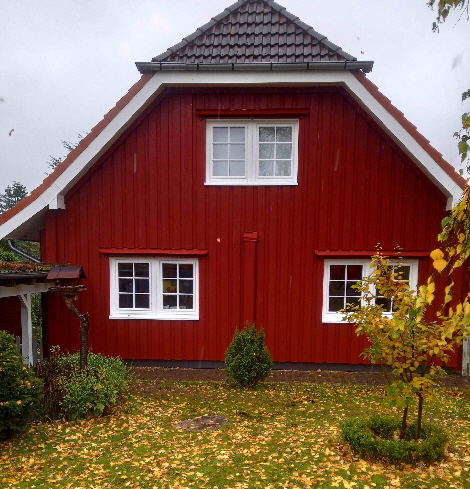 Neue Fenster und Dachabschluss in weiß Neue Fenster und Dachabschluss in weiß