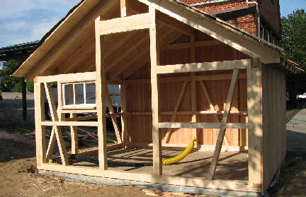 Schuppen mit Fachwerk, Lärchenschalung und Blechdach Schuppen mit Fachwerk, Lärchenschalung und Blechdach