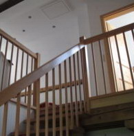 Treppengeländer aus Buche im Dachboden eines umgebauten kleinenBauernhaus