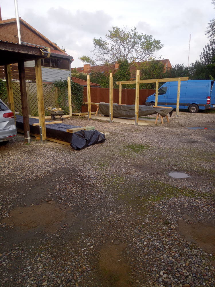 Nachdem die Fundamente gegossen sind werden die Stützen aufgestellt