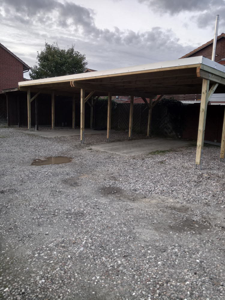 Das Dach ist mit Blechprofilen eingedeckt