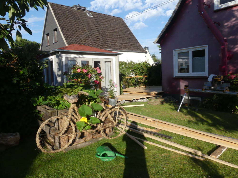 Das Gartenhaus mit einer Glasfront ist bereits aufgebaut