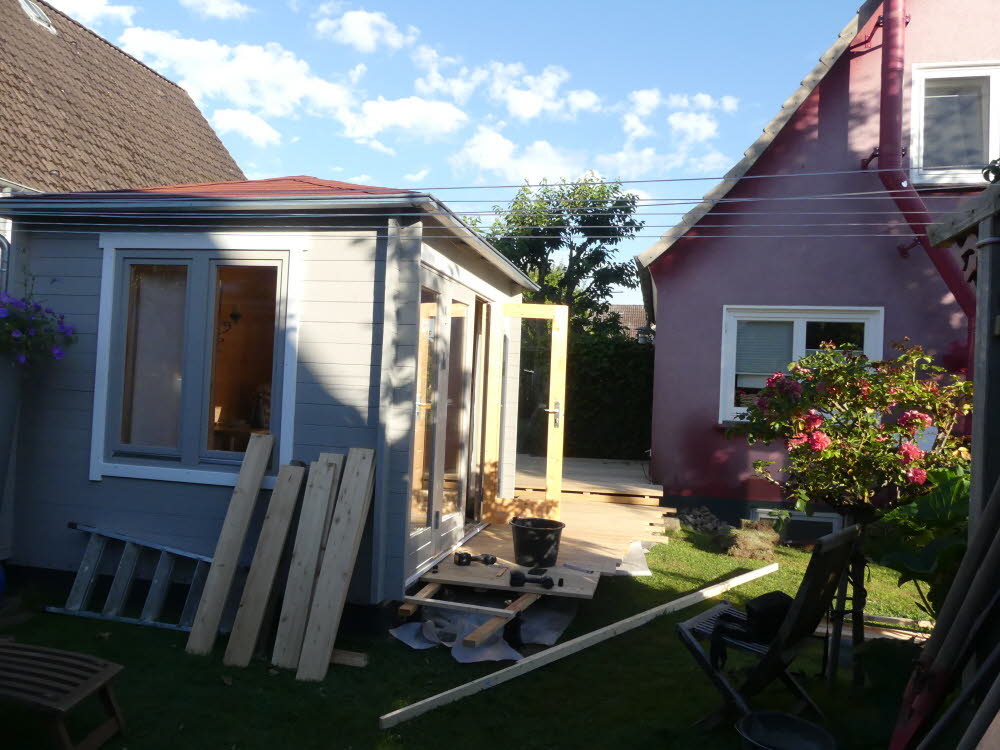 Die letzten Dielen werden montiert