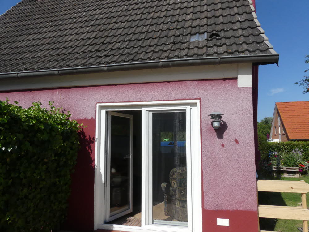 Vor dieser Terrassentür soll eine neue Holzterrasse mit Glasdach gebaut werden