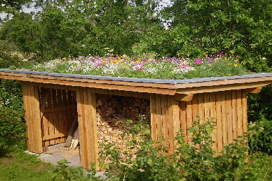 Holzschuppen mit Grasdach in Ottendorf
